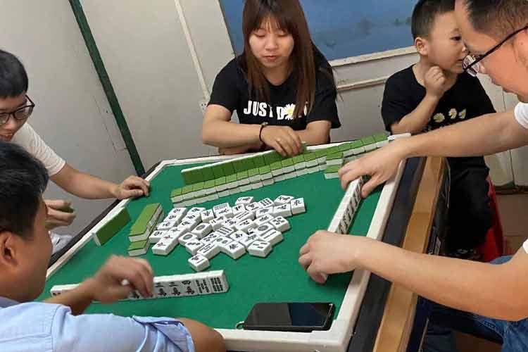 Chinese traditional national quintessence --- playing mahjong